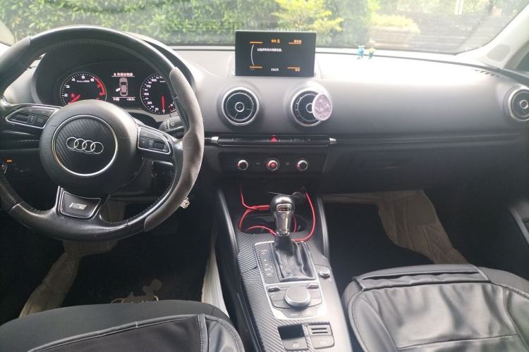 Used Audi A3 2017 Limousine 35 TFSI Ambition Edition Center Console