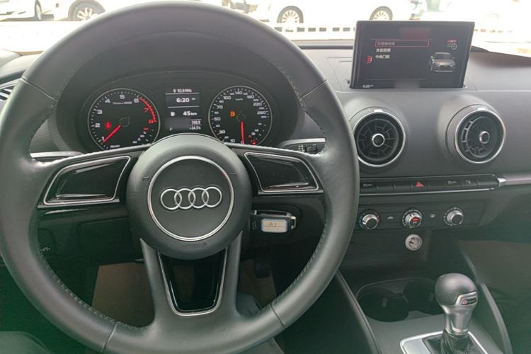 Used Audi A3 2017 Limousine 35 TFSI Ambition Edition Center Console