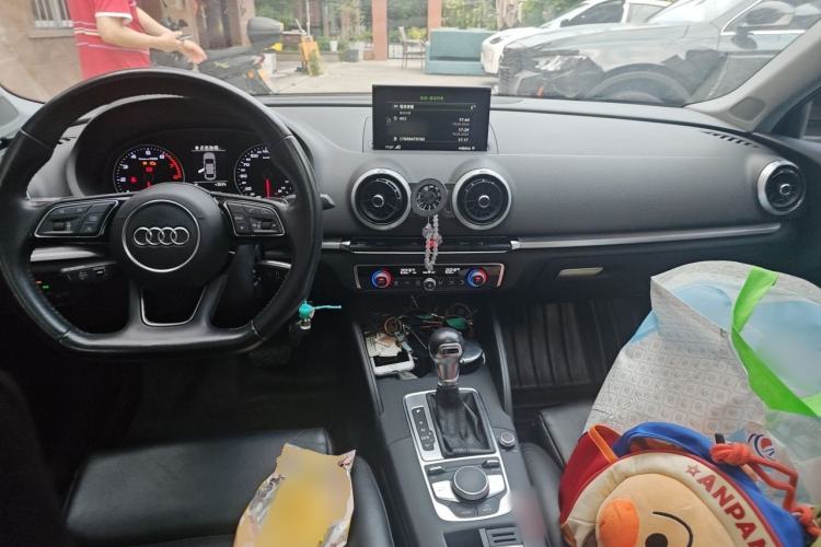 Used Audi A3 2017 Limousine 35 TFSI Sport Edition Center Console
