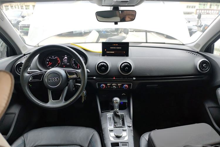 Used Audi A3 2017 Limousine 35 TFSI Ambition Edition Center Console