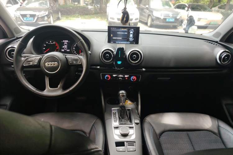 Used Audi A3 2017 Limousine 35 TFSI Ambition Edition Center Console
