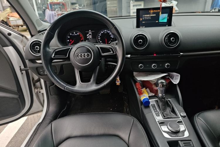 Used Audi A3 2017 Limousine 35 TFSI Ambition Edition Center Console