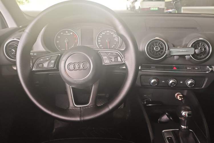 Used Audi A3 2017 Limousine 35 TFSI Ambition Edition Center Console