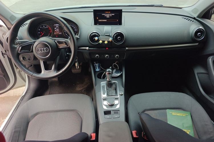 Used Audi A3 2017 Limousine 35 TFSI Ambition Edition Center Console