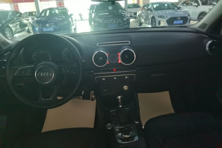 Used Audi A3 2017 Limousine 35 TFSI Fashion Model Center Console