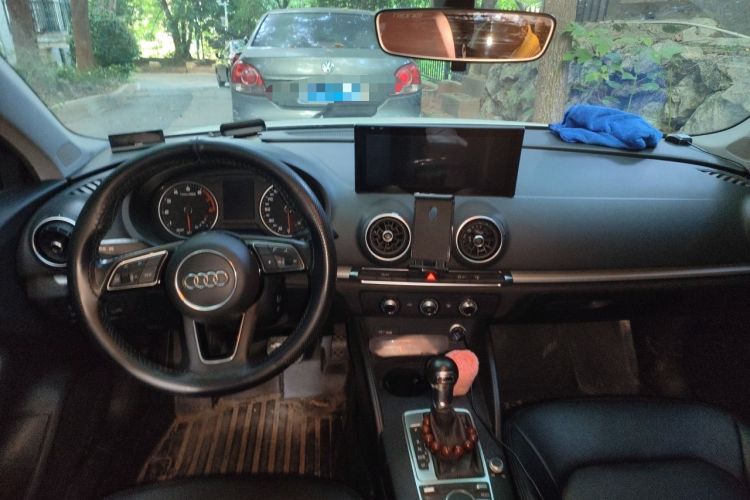 Used Audi A3 2017 Limousine 35 TFSI Ambition Edition Center Console