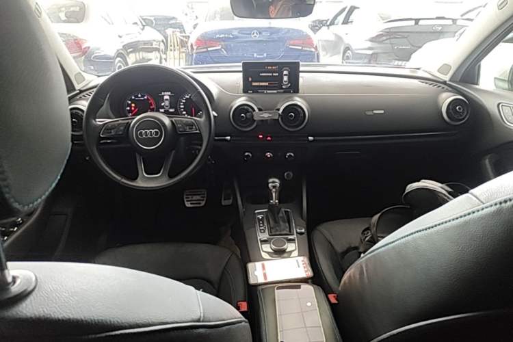 Used Audi A3 2017 Limousine 35 TFSI Fashion Model Center Console