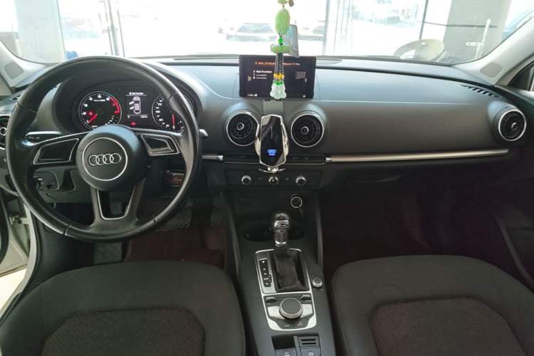 Used Audi A3 2017 Limousine 35 TFSI Ambition Edition Center Console