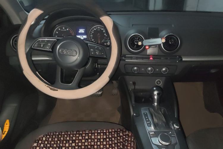 Used Audi A3 2017 Limousine 35 TFSI Ambition Edition Center Console
