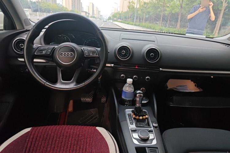 Used Audi A3 2017 Limousine 35 TFSI Ambition Edition Center Console