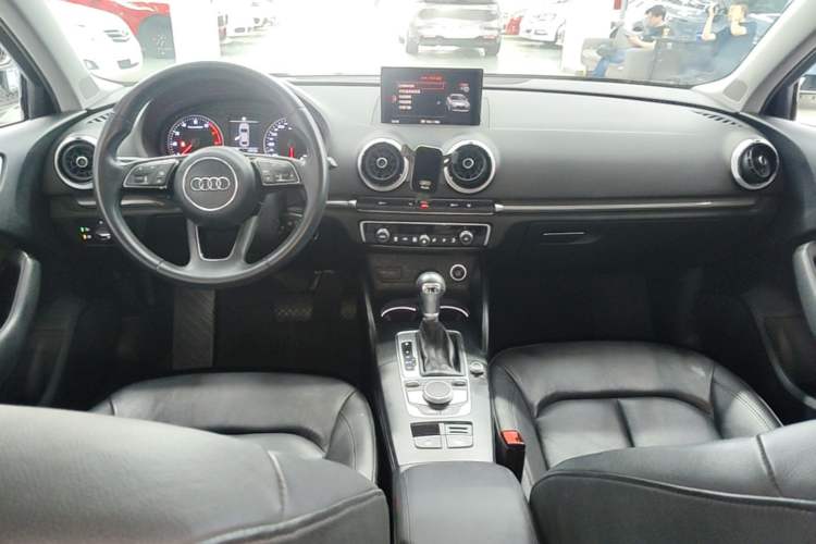 Used Audi A3 2017 Limousine 35 TFSI Style Edition Center Console