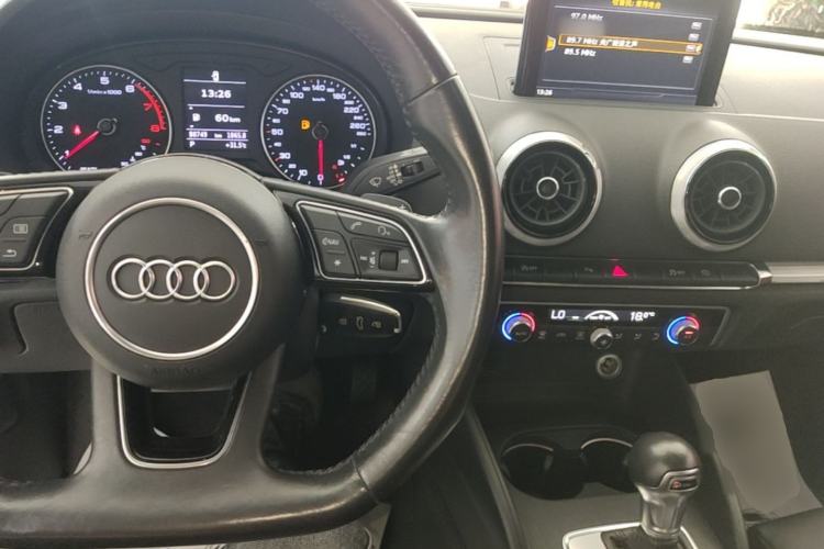 Used Audi A3 2017 Limousine 35 TFSI Sport Edition Center Console