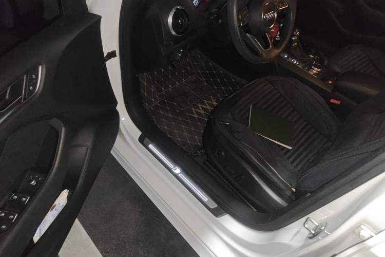 Used Audi A3 2017 Limousine 35 TFSI Fashion Model Driver Seat