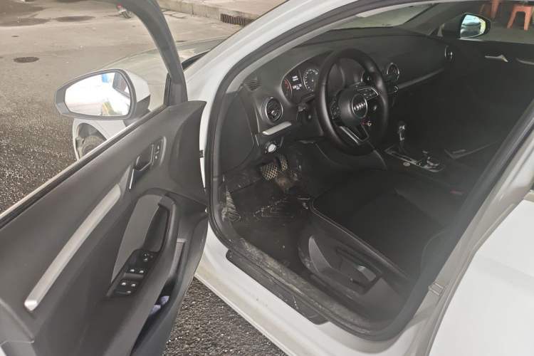 Used Audi A3 2017 Limousine 35 TFSI Ambition Edition Driver Seat