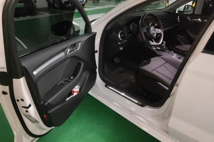 Used Audi A3 2017 Limousine 35 TFSI Sport Edition Driver Seat