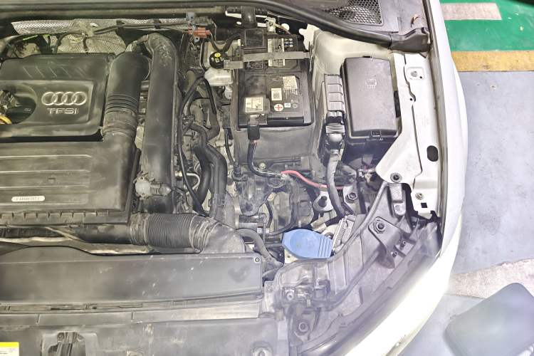 Used Audi A3 2017 Limousine 35 TFSI Style Edition Engine Bay Left