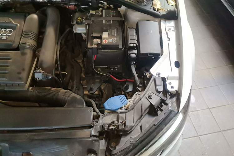 Used Audi A3 2017 Limousine 35 TFSI Sport Edition Engine Bay Left