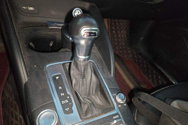 Used Audi A3 2017 Limousine 35 TFSI Fashion Model Gear Lever