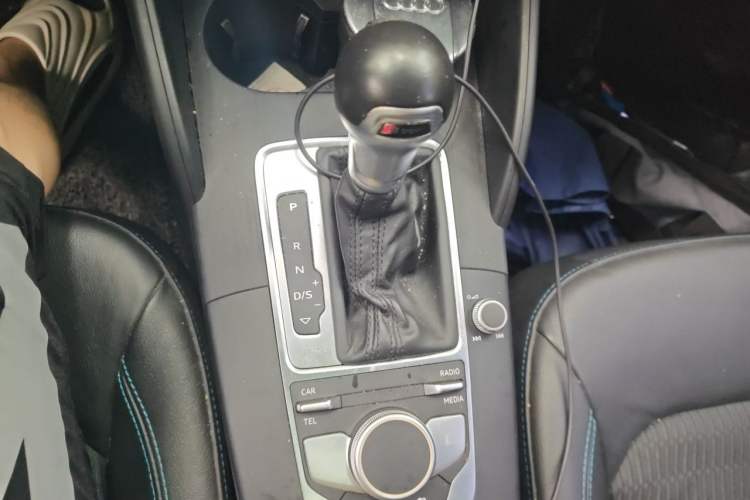 Used Audi A3 2017 Limousine 35 TFSI Fashion Model Gear Lever