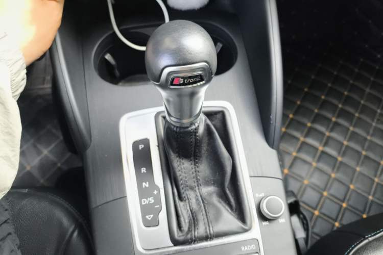 Used Audi A3 2017 Limousine 35 TFSI Fashion Model Gear Lever
