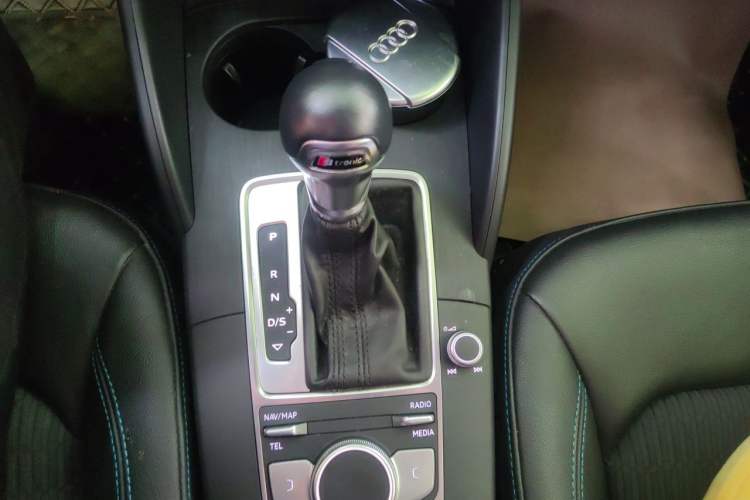 Used Audi A3 2017 Limousine 35 TFSI Fashion Model Gear Lever