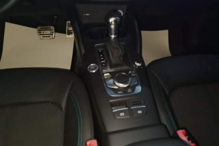 Used Audi A3 2017 Limousine 35 TFSI Fashion Model Gear Lever