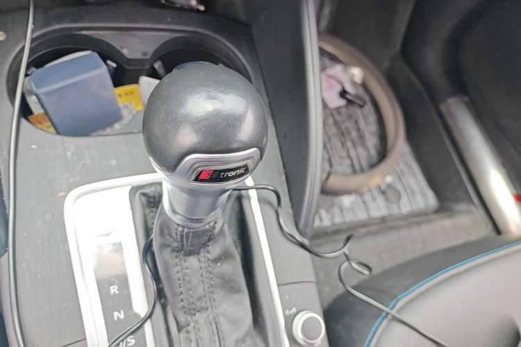 Used Audi A3 2017 Limousine 35 TFSI Fashion Model Gear Lever