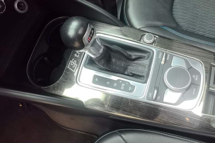Used Audi A3 2017 Limousine 35 TFSI Fashion Model Gear Lever