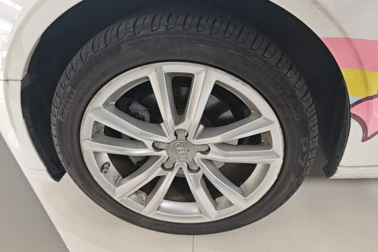 Used Audi A3 2017 Limousine 35 TFSI Ambition Edition Left Front Wheel Hub