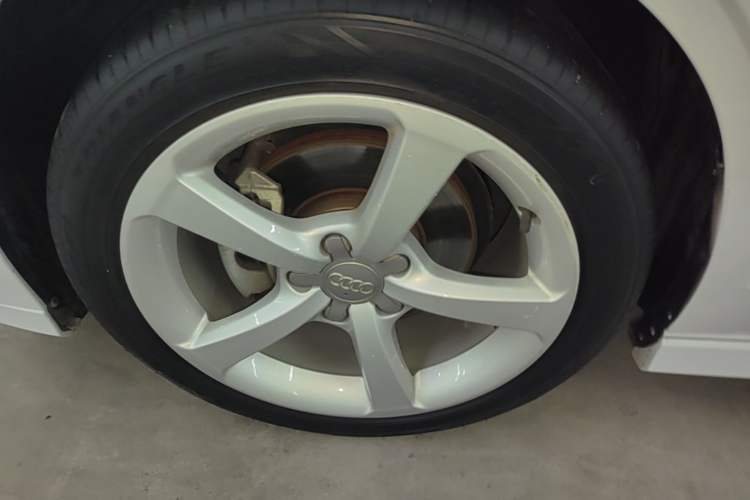 Used Audi A3 2017 Limousine 35 TFSI Fashion Model Left Front Wheel Hub