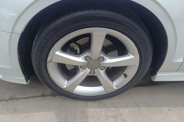 Used Audi A3 2017 Limousine 35 TFSI Fashion Model Left Front Wheel Hub