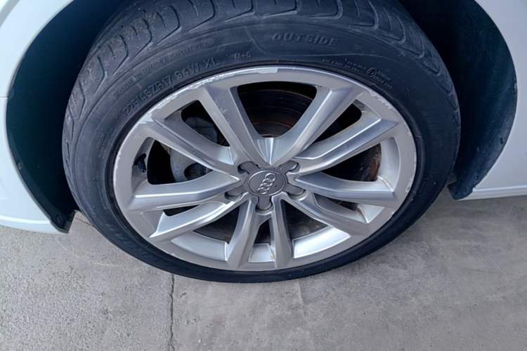 Used Audi A3 2017 Limousine 35 TFSI Ambition Edition Left Front Wheel Hub