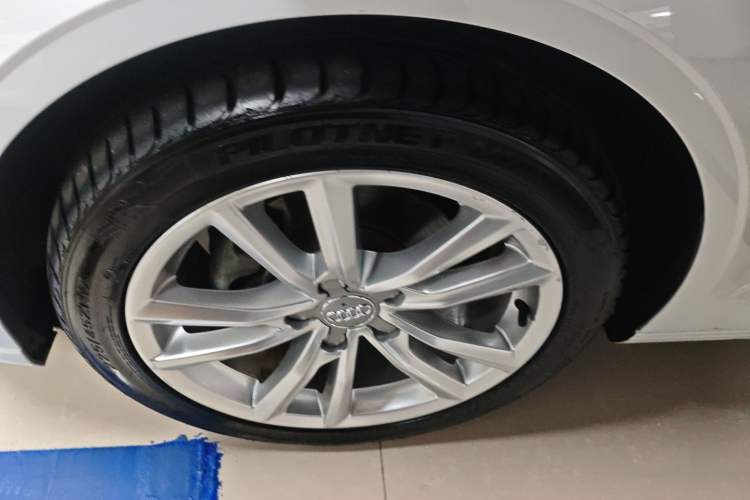 Used Audi A3 2017 Limousine 35 TFSI Ambition Edition Left Front Wheel Hub