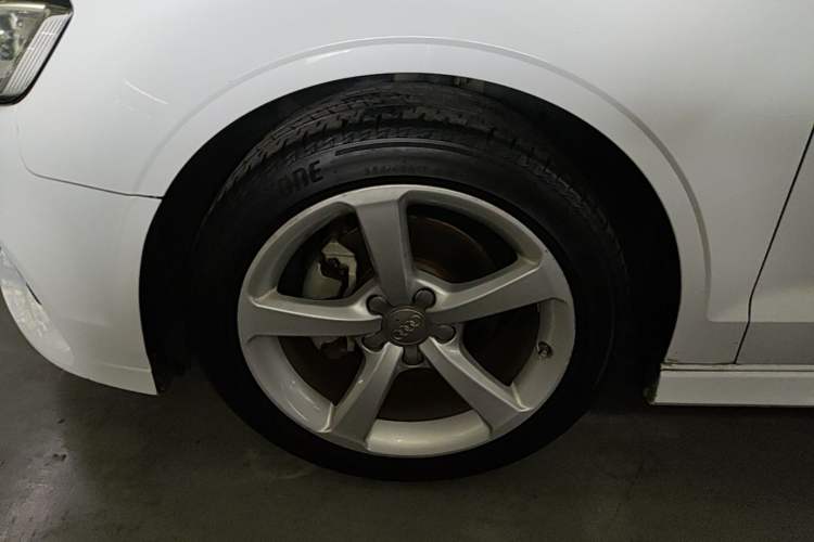 Used Audi A3 2017 Limousine 35 TFSI Fashion Model Left Front Wheel Hub