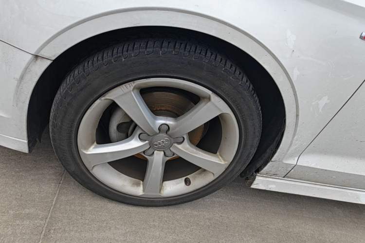 Used Audi A3 2017 Limousine 35 TFSI Fashion Model Left Front Wheel Hub