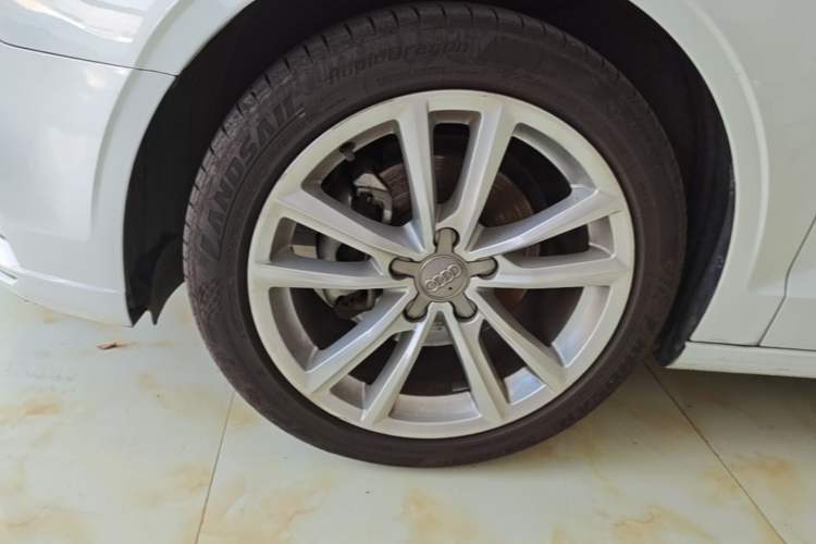Used Audi A3 2017 Limousine 35 TFSI Ambition Edition Left Front Wheel Hub