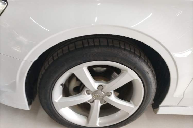 Used Audi A3 2017 Limousine 35 TFSI Fashion Model Left Front Wheel Hub