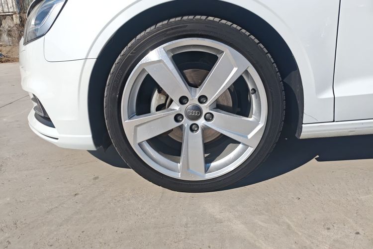 Used Audi A3 2017 Limousine 35 TFSI Style Edition Left Front Wheel Hub