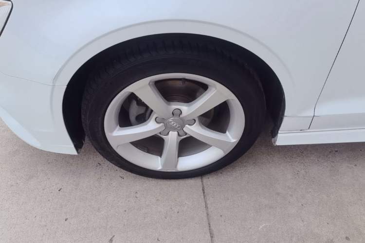 Used Audi A3 2017 Limousine 35 TFSI Fashion Model Left Front Wheel Hub