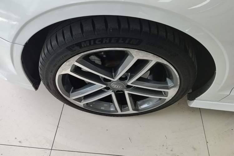 Used Audi A3 2017 Limousine 35 TFSI Sport Edition Left Front Wheel Hub