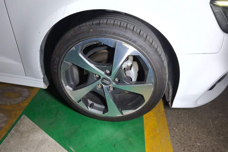 Used Audi A3 2017 Sportback 35 TFSI Sport Edition Right Front Wheel Hub