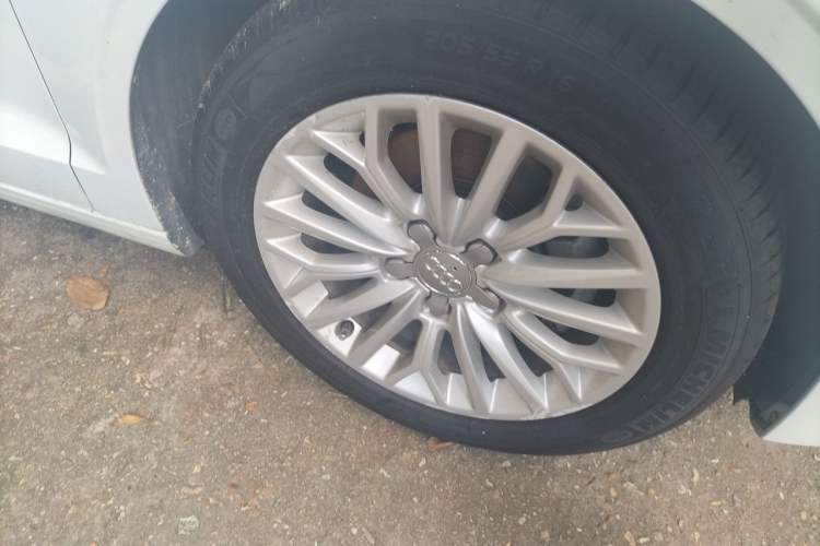 Used Audi A3 2017 Limousine 35 TFSI Ambition Edition Right Front Wheel Hub