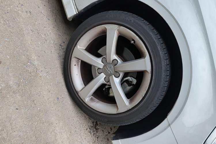 Used Audi A3 2017 Limousine 35 TFSI Fashion Model Right Front Wheel Hub