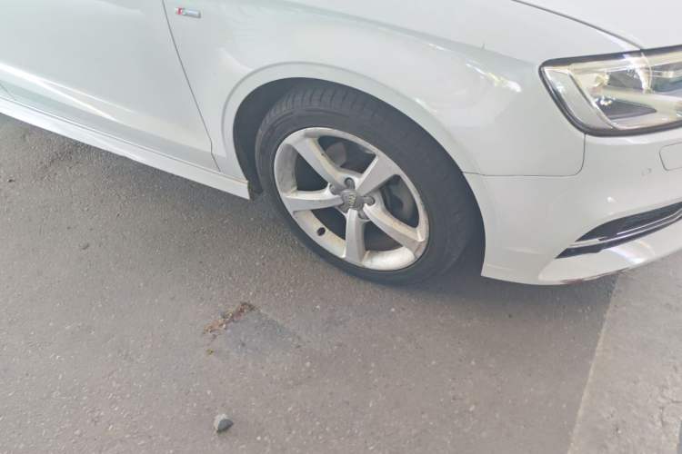 Used Audi A3 2017 Limousine 35 TFSI Fashion Model Right Front Wheel Hub