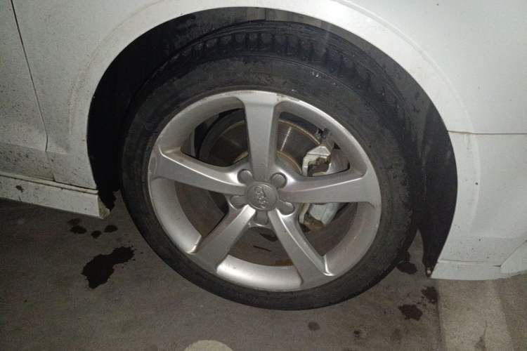 Used Audi A3 2017 Limousine 35 TFSI Fashion Model Right Front Wheel Hub
