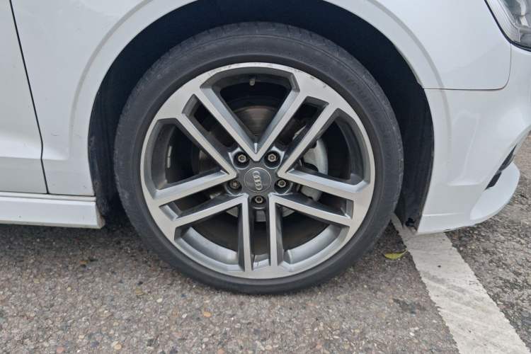 Used Audi A3 2017 Limousine 35 TFSI Sport Edition Right Front Wheel Hub