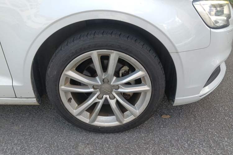 Used Audi A3 2017 Limousine 35 TFSI Ambition Edition Right Front Wheel Hub