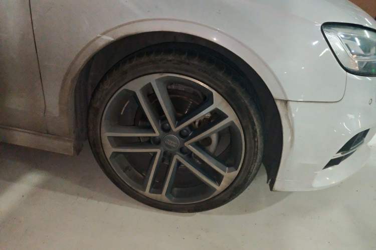 Used Audi A3 2017 Limousine 35 TFSI Sport Edition Right Front Wheel Hub