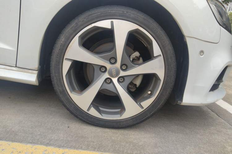 Used Audi A3 2017 Sportback 35 TFSI Sport Edition Right Front Wheel Hub