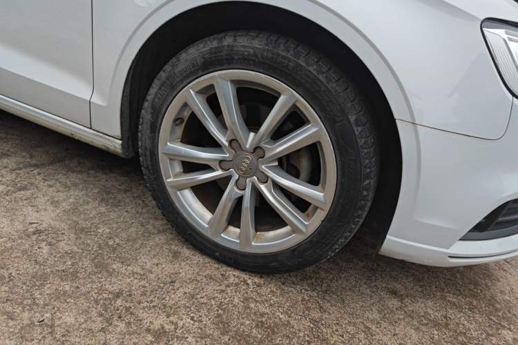 Used Audi A3 2017 Limousine 35 TFSI Ambition Edition Right Front Wheel Hub